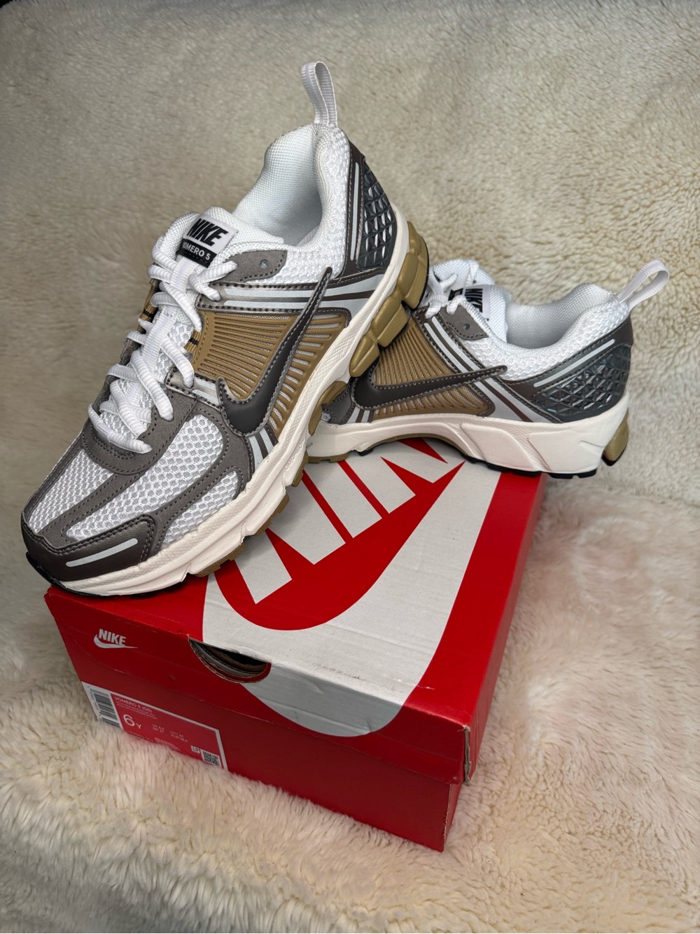 New in Box 🕋 Nike Vomero 5 - Size 6Y